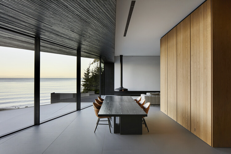 Liminal House / Mcleod Bovell Modern Houses - Фотография интерьера, стол, стул
