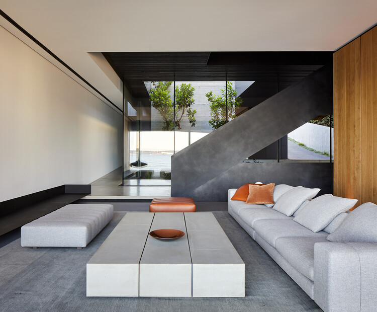 Liminal House / Mcleod Bovell Modern Houses — Фотография интерьера, гостиная, диван