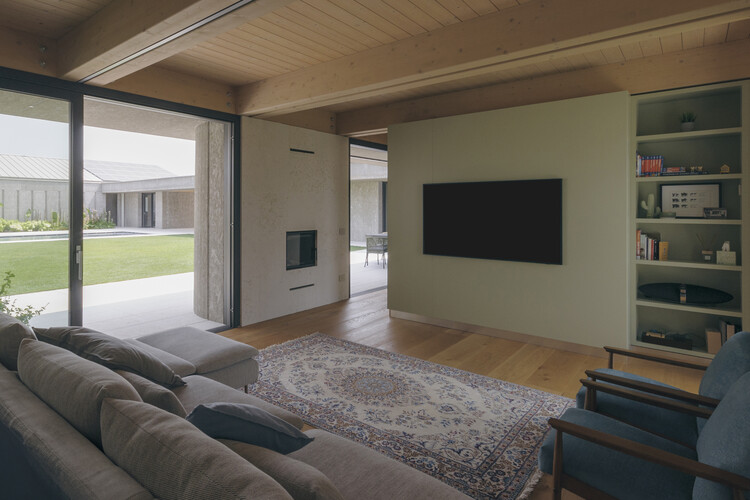 Дом Долор и Глория / Alberto Pizzoli Architetto - Фотография интерьера, гостиная, диван, окна