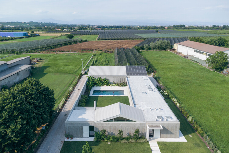 Дом Долор и Глория / Alberto Pizzoli Architetto - Фотография экстерьера, окна, сад