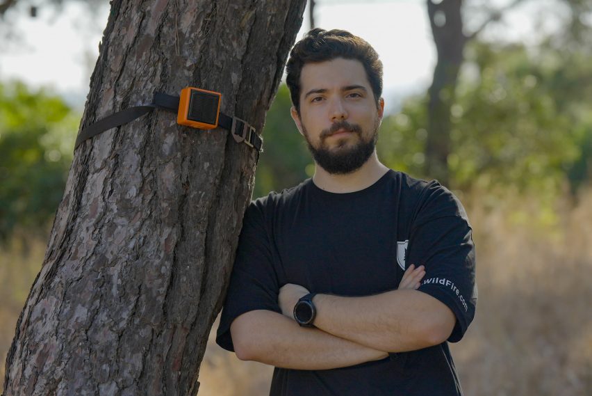 Фотография технического директора ForestGuard Суата Батухана Эсиргера, прислонившегося к дереву, к которому прикреплен сенсорный модуль ForestGuard.