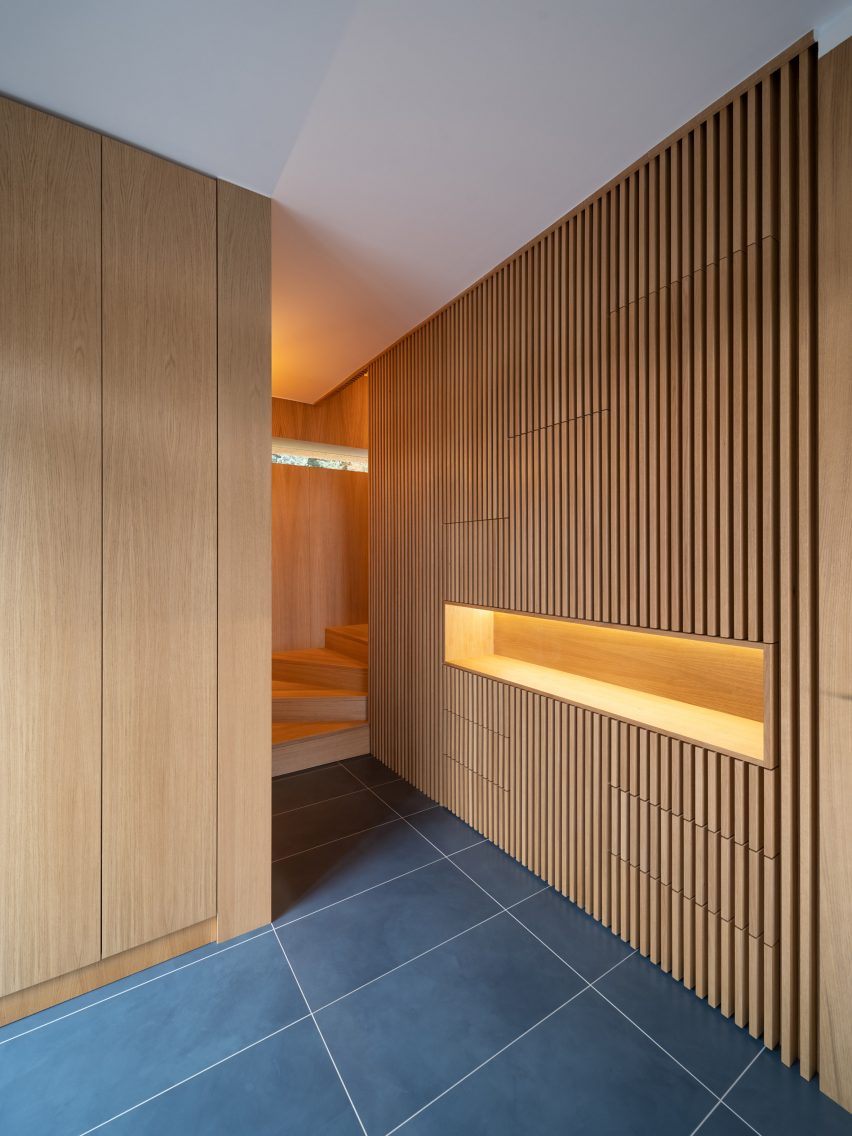 Консольный дом для отдыха с соломенной крышей RAPA Architects в Венгрии