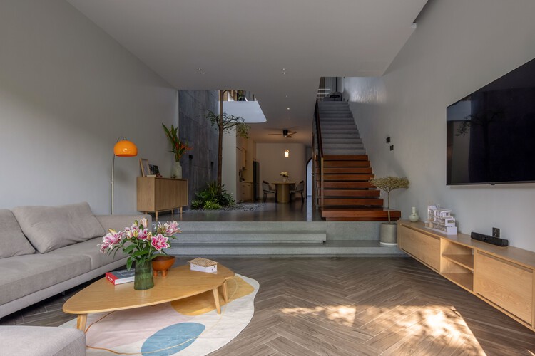 De Chill House / Дизайн-студия X11 - Фотография интерьера, диван, стол, освещение