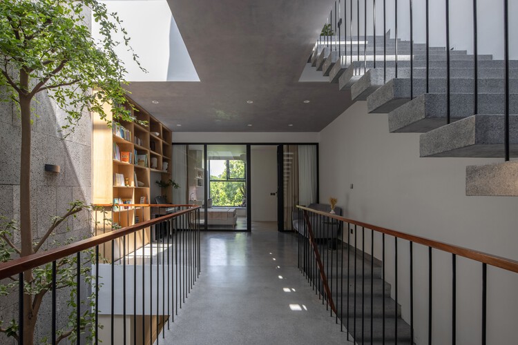 De Chill House / X11 Design Studio - Фотография интерьера, лестница, окна, перила
