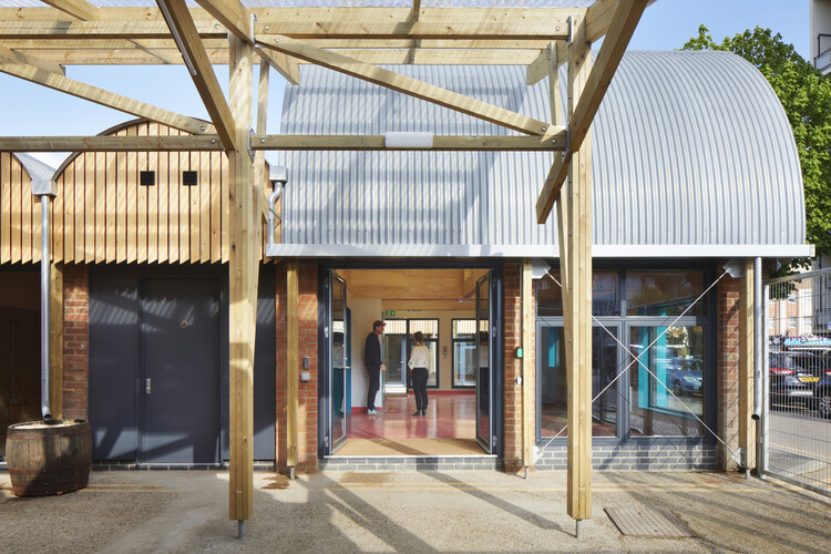 Angel Yard / Jan Kattein Architects - Фотография интерьера, фасад, балка