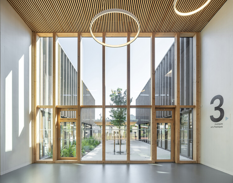 Школа Ban de Vagney / Tectoniques Architects + SQUAD Architects - Фотография интерьера, перила