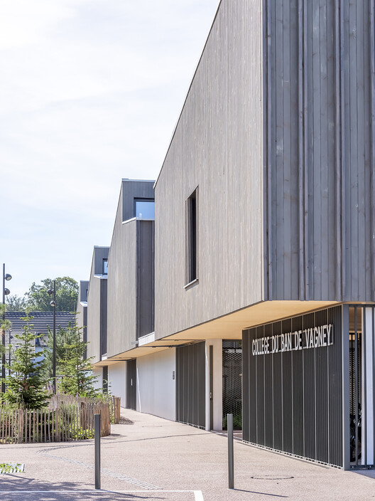 Школа Ban de Vagney / Tectoniques Architects + SQUAD Architectes - Фотография экстерьера, фасад, окна