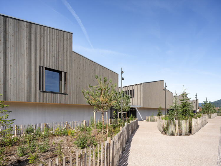 Школа Ban de Vagney / Tectoniques Architects + SQUAD Architects - Экстерьерная фотография, окна, фасад