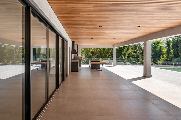 Mata House / Tayane Vasconcelos - Фотография интерьера, окна, фасад, балка