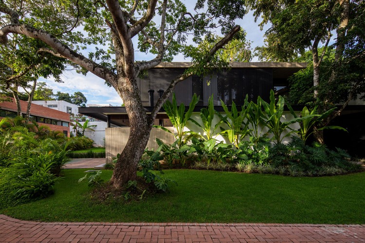 Floresta House / DB Estudio de Arquitectura - Фотография экстерьера, окна, сад