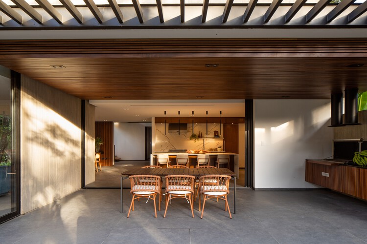 Floresta House / DB Estudio de Arquitectura - Фотография интерьера, Столовая, Стол, Стул, Балка