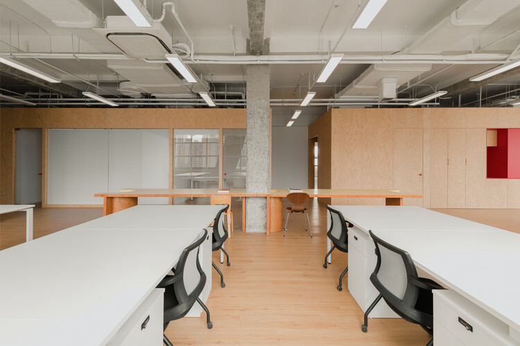 Tagi.Office / Woodo Studio - Фотография интерьера, кухня, стол, стул