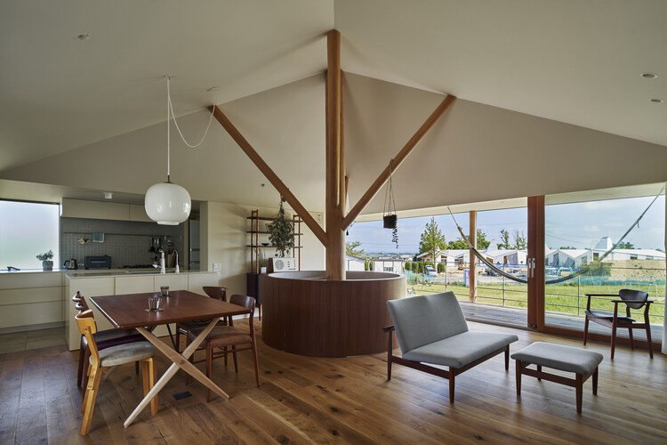 Дом Тога / Takeru Shoji Architects - Фотография интерьера, стул, стол, балка