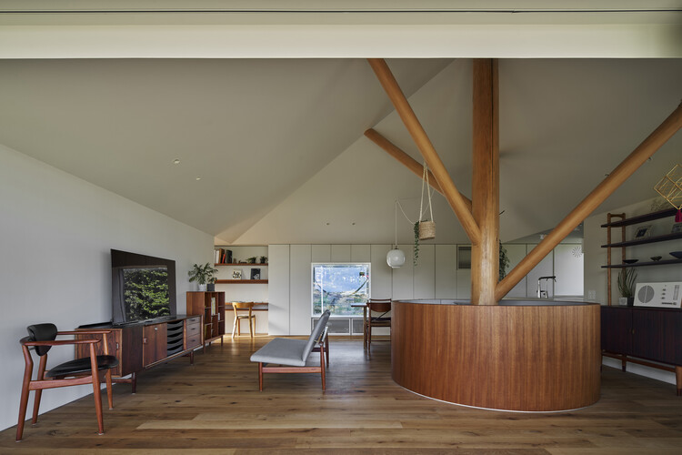 Дом Тога / Takeru Shoji Architects - Фотография интерьера, кухня, балка