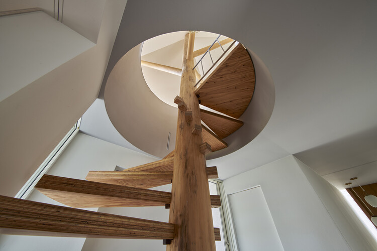 Дом Тога / Takeru Shoji Architects - Фотография интерьера, лестница, перила, балка
