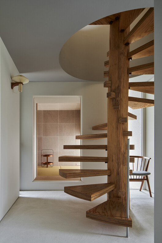 Дом Тога / Takeru Shoji Architects - Фотография интерьера, лестница, балка