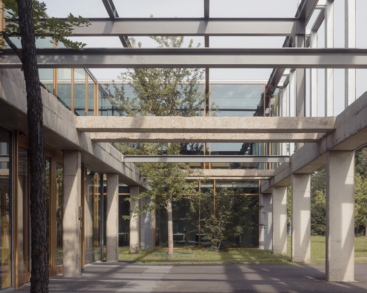 Международный институт геоинформационных наук / Civic Architects + ВДНДП - Фотография экстерьера, луч
