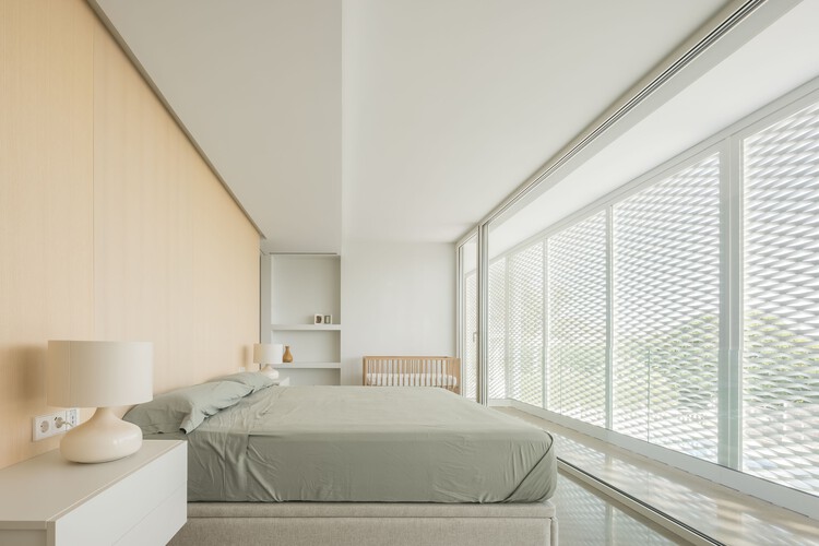 House Squared / Estudi La Caseta - Фотография интерьера, спальня, стол, кровать, стул