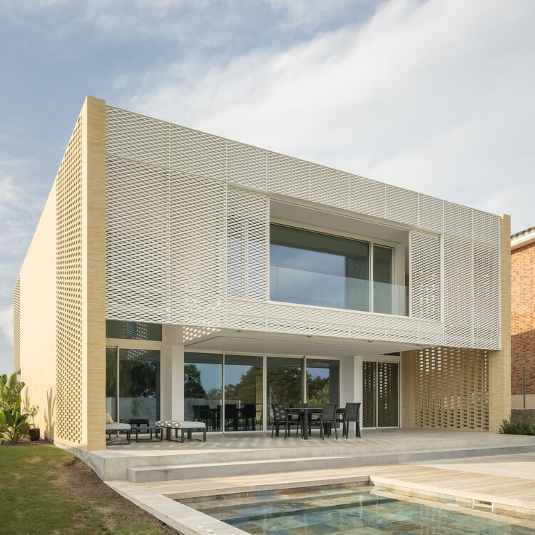 House Squared / Estudi La Caseta - Фотография экстерьера, фасад, окна