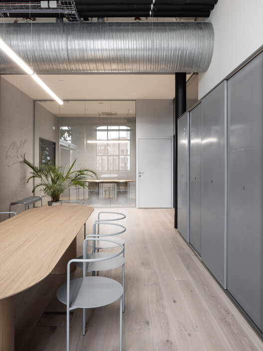 Офис BK II / Kuklica Smerek Architekti - Фотография интерьера, Стол, Стул, Окна, Балка
