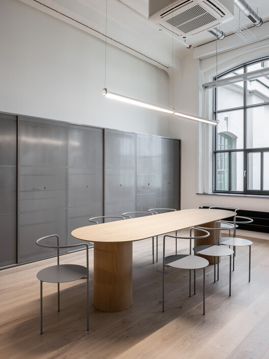 Офис BK II / Kuklica Smerek Architekti - Фотография интерьера, кухня, стол, стул, окна