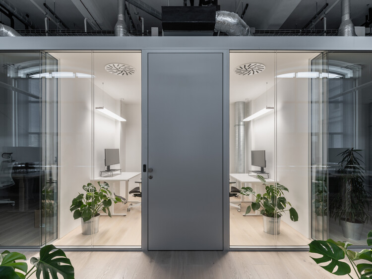 Офис BK II / Kuklica Smerek Architekti - Фотография интерьера, Дверь, Стул, Фасад, Стекло