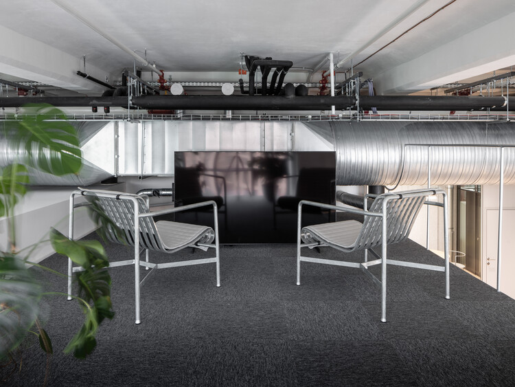 Офис BK II / Kuklica Smerek Architekti - Фотография интерьера, кухня, стул