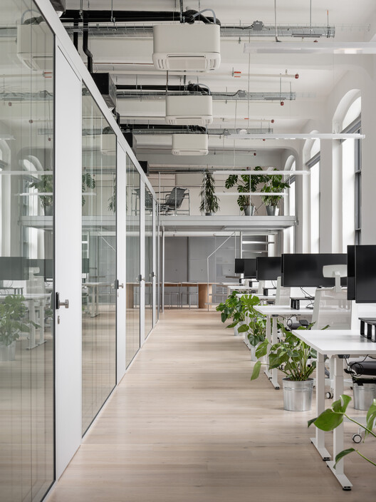 Офис BK II / Kuklica Smerek Architekti - Фотография интерьера, Стол, Стул, Фасад, Окна