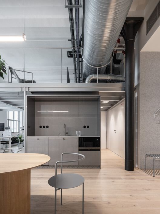 Офис BK II / Kuklica Smerek Architekti - Фотография интерьера, кухня, стол, столешница, стул