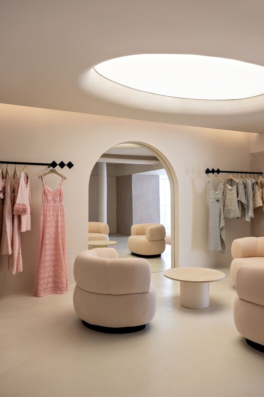 Lolitta Store / AR Arquitetos - Фотография интерьера, диван, стол, освещение, стул, спальня