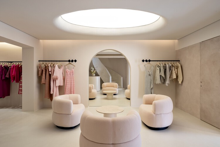 Магазин Lolitta / AR Arquitetos - Фотография интерьера, освещение, кровать, спальня