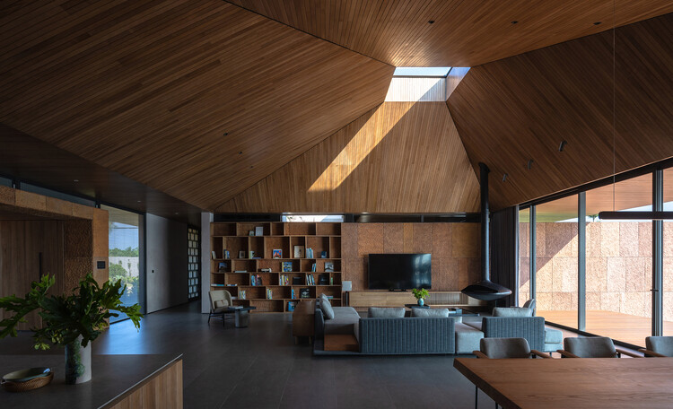 SuoiHai Villa / APDI — Фотография интерьера, стол, балка, стул