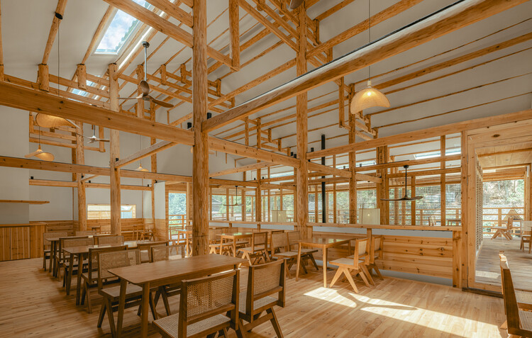 The Well House on Terrance / ATLAS STUDIO - Фотография интерьера, Столовая, Стол, Окна, Стул, Балка