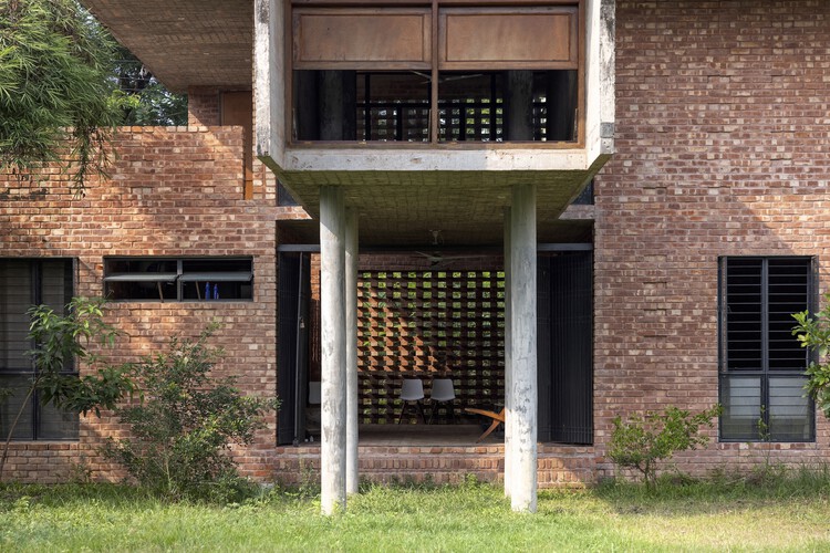 Anukrom House / Venna Architects - Фотография экстерьера, окна, дверь, кирпич, фасад, перила