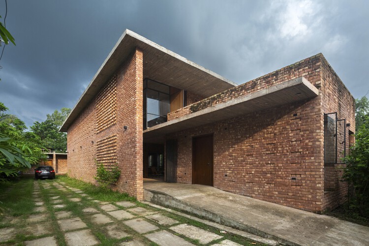 Anukrom House / Venna Architects - Фасад, Фасад, Кирпич, Окна