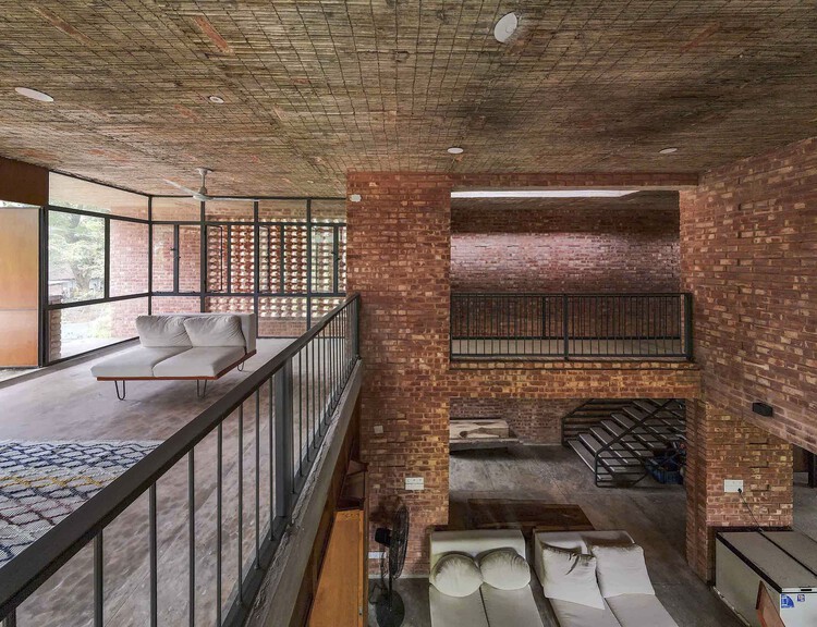 Anukrom House / Venna Architects - Фотография интерьера, Окна, Кирпич, Балка, Перила