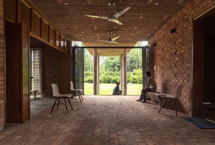 Anukrom House / Venna Architects - Фотография интерьера, стул, балка, окна
