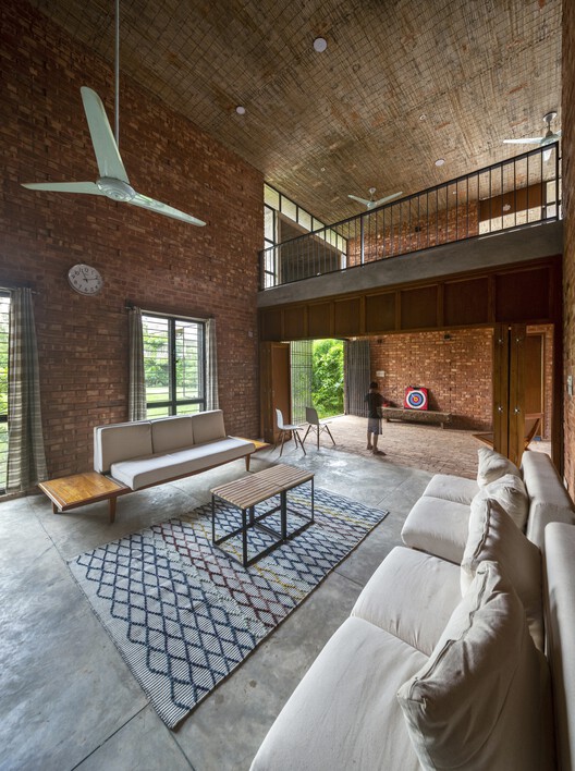 Anukrom House / Venna Architects - Фотография интерьера, гостиная, стол, окна, стул, балка