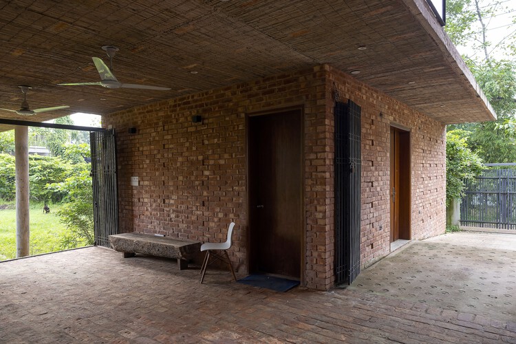 Anukrom House / Venna Architects - Фотография интерьера, балка, окна