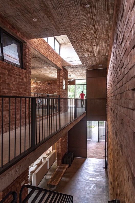 Anukrom House / Venna Architects - Фотография интерьера, Балка, Окна, Кирпич, Перила