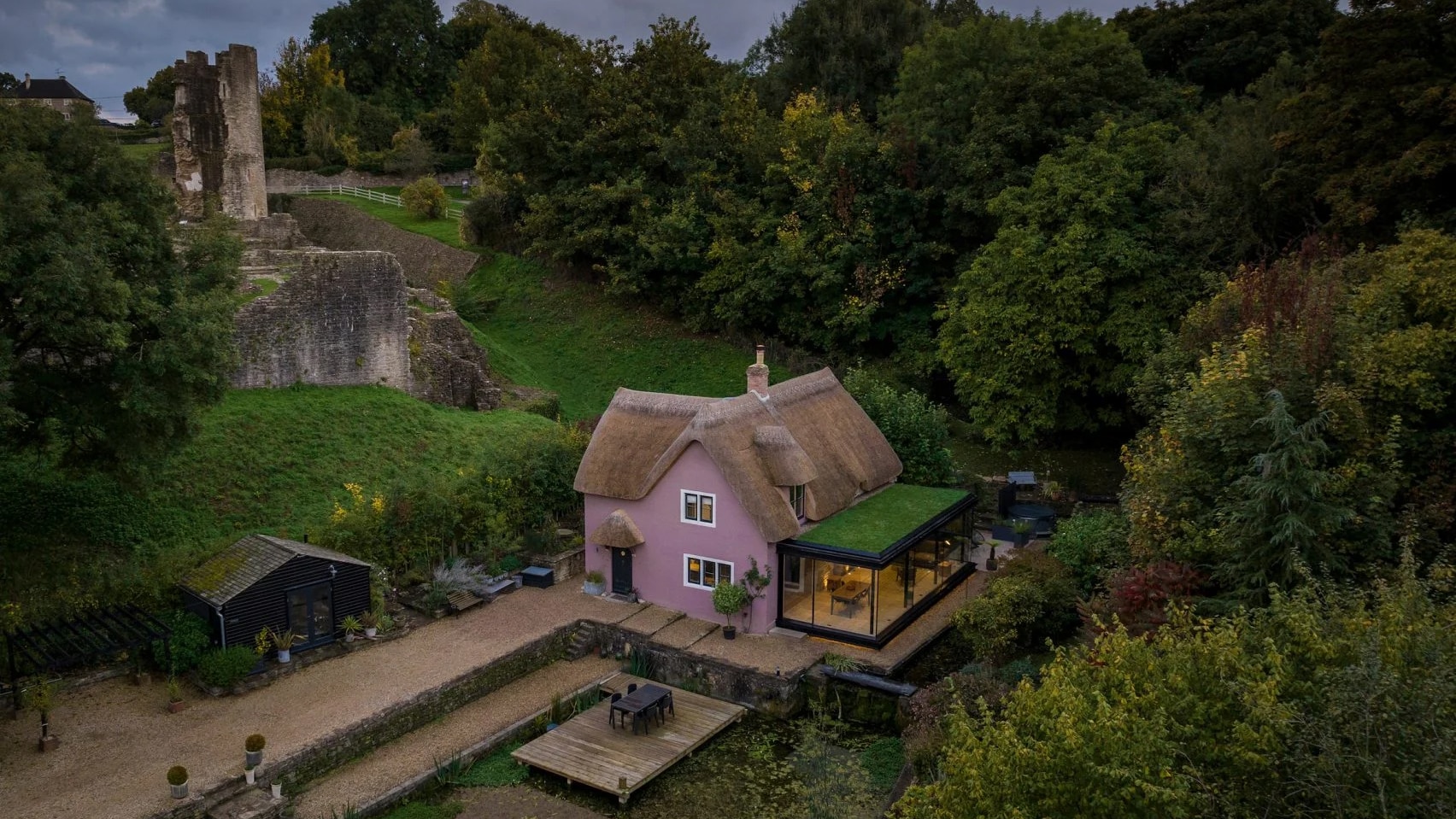 Greenaway Architecture добавляет застекленную пристройку к коттеджу с соломенной крышей