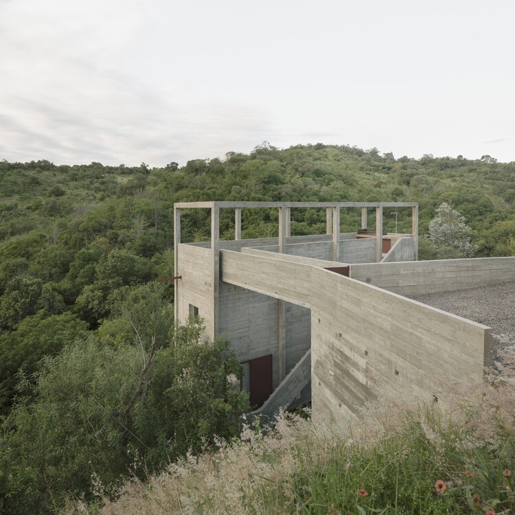 Дом-мастерская / Агустин Берзеро + Мануэль Гонсалес Велья (Tectum arquitectura) - Фотография экстерьера, балка