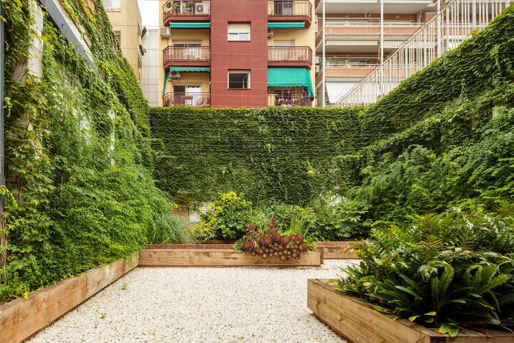Офисы KNEM / b720 Fermín Vázquez Arquitectos - Экстерьерная фотография, окна, сад, двор