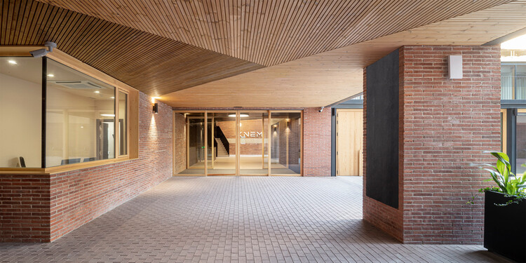 Офисы KNEM / b720 Fermín Vázquez Arquitectos - Фотография интерьера, кирпич, балка