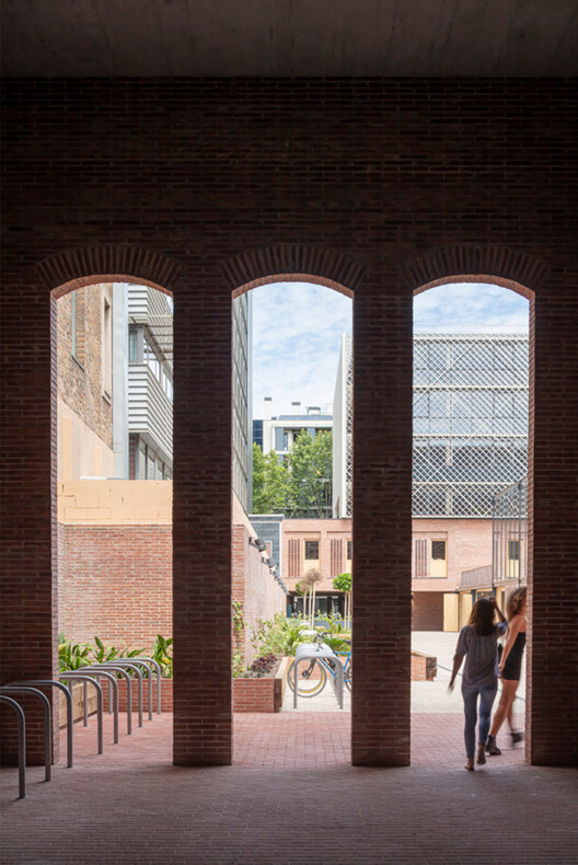 Офисы KNEM / b720 Fermín Vázquez Arquitectos - Фотография интерьера, окна, кирпич, фасад, колонна, арка