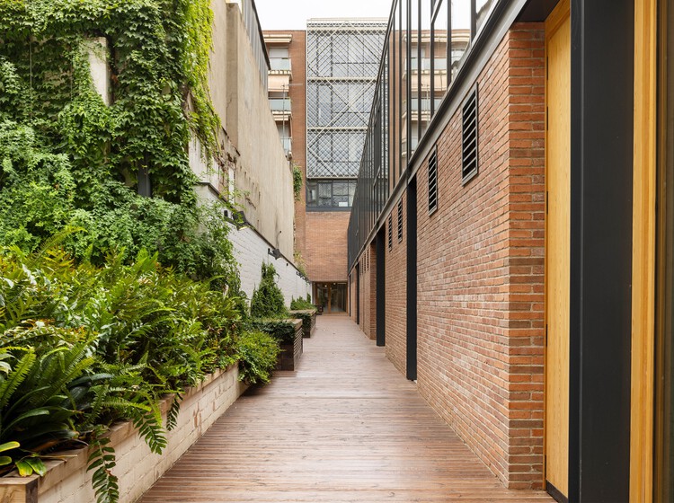 Офисы KNEM / b720 Fermín Vázquez Arquitectos - Фотография экстерьера, окна, фасад