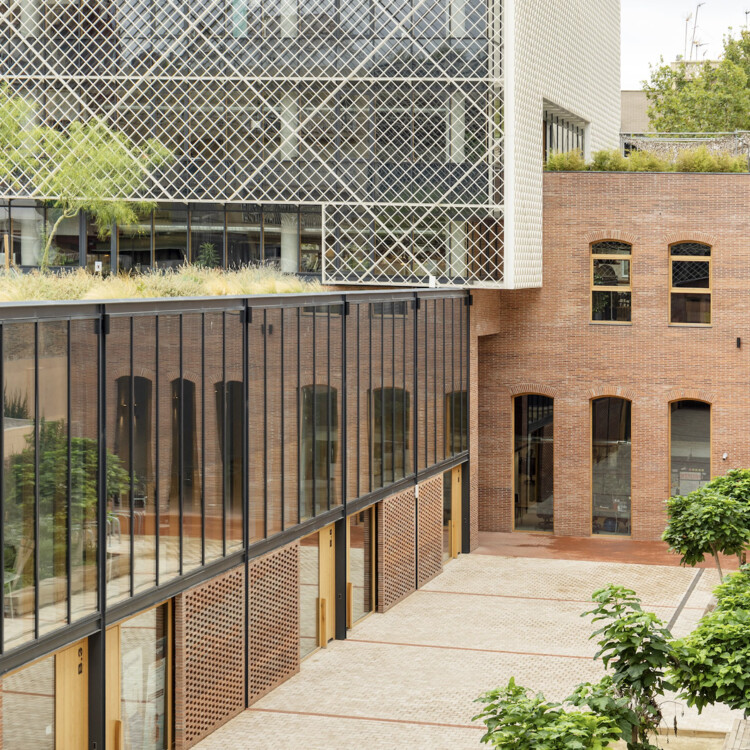 Офисы KNEM / b720 Fermín Vázquez Arquitectos - Экстерьерная фотография, окна, фасад, двор