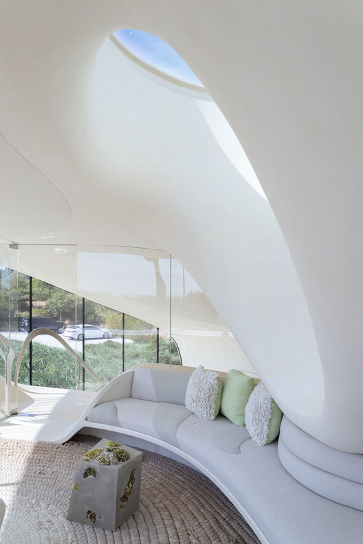 Blue Dream House / Diller Scofidio + Renfro - Фотография интерьера, диван, стол