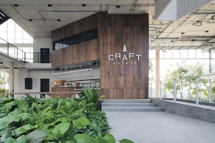 Ресторан и офисы Craft Estate / ASWA (Архитектурная студия работ - Aholic) - Фотография интерьера, фасад, окна, балка