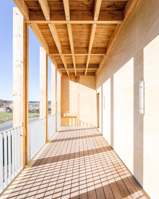 8 квартир социального жилья / Atelier Régis Roudil Architectes - Фотография интерьера, дерево, балка, забор, фасад, палуба